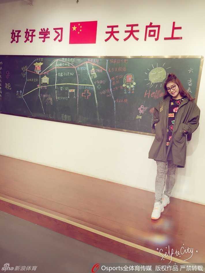 从伤病中涅槃的球场玫瑰 李梦的篮球人生与场下萌趣瞬间 从另一个角度看李梦的自拍,她微微侧身,身后的背景虚化,凸显出精致的五官和那份独有的自信与淡然。