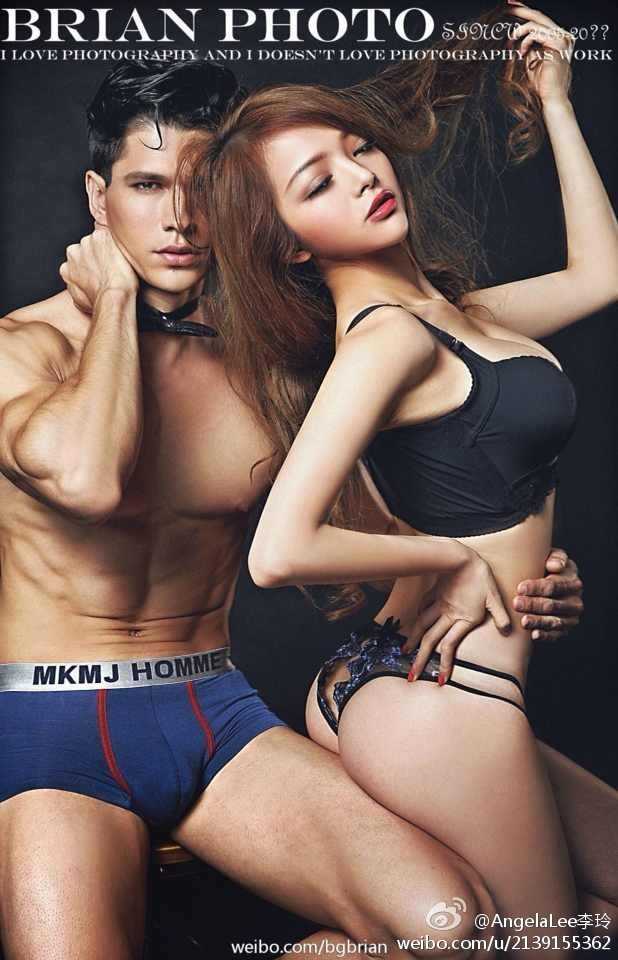 李玲的日常随拍，简单的T恤短裤也难掩她长期健身塑造的好身材，她对着镜头俏皮眨眼，展现出邻家女孩般的亲切感。