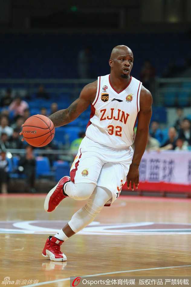 福特森如闪电般突破，杰特全力贴防，对抗激烈！