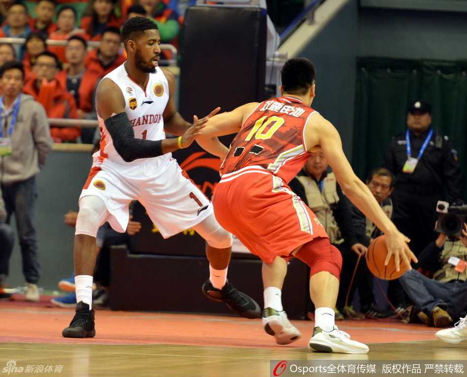 邹雨宸意外受伤倒地，队友关切围拢，令人揪心一刻。