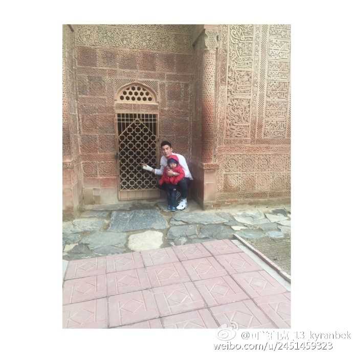 从帕米尔少年到“新疆故事”讲述者:可兰白克的赛场与人生 可兰白克轻松地走在度假地的小路上,仿佛卸下了球场上的所有重担