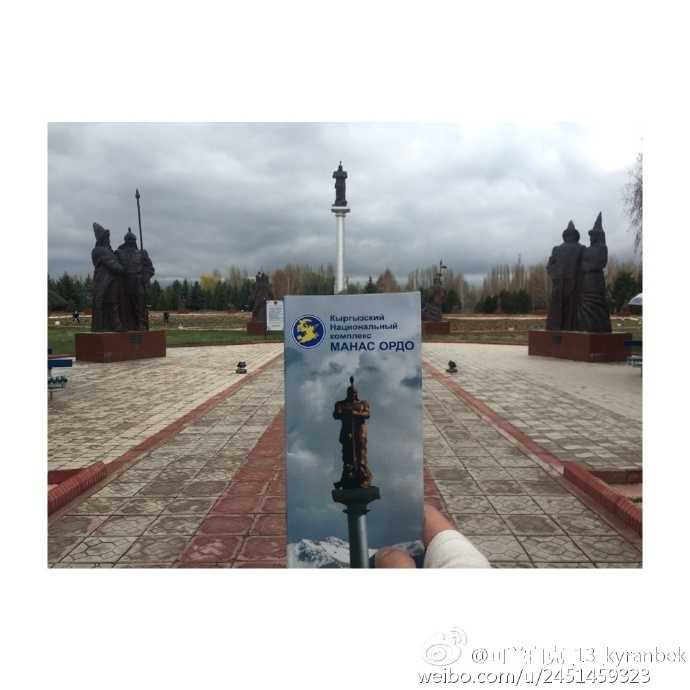 从帕米尔少年到“新疆故事”讲述者:可兰白克的赛场与人生 可兰白克与家人坐在长椅上休憩,阳光透过树叶洒下斑驳光影,气氛宁静祥和