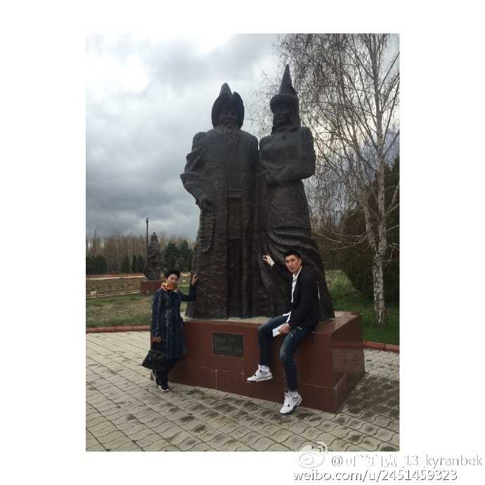 从帕米尔少年到“新疆故事”讲述者:可兰白克的赛场与人生 可兰白克身着休闲装,在家人的陪伴下露出灿烂笑容,眉眼间满是放松与幸福