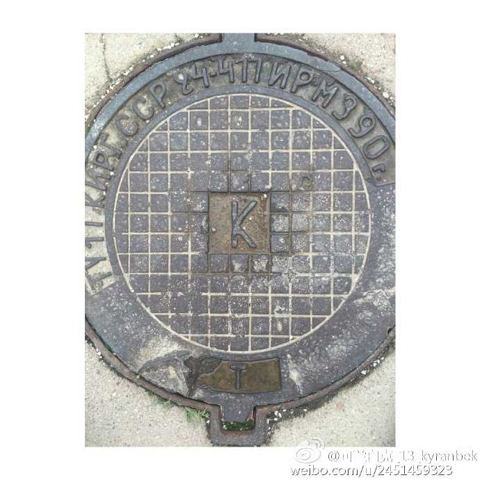 从帕米尔少年到“新疆故事”讲述者:可兰白克的赛场与人生 镜头特写可兰白克与家人紧紧相握的手,无声传递着深厚的亲情与支持