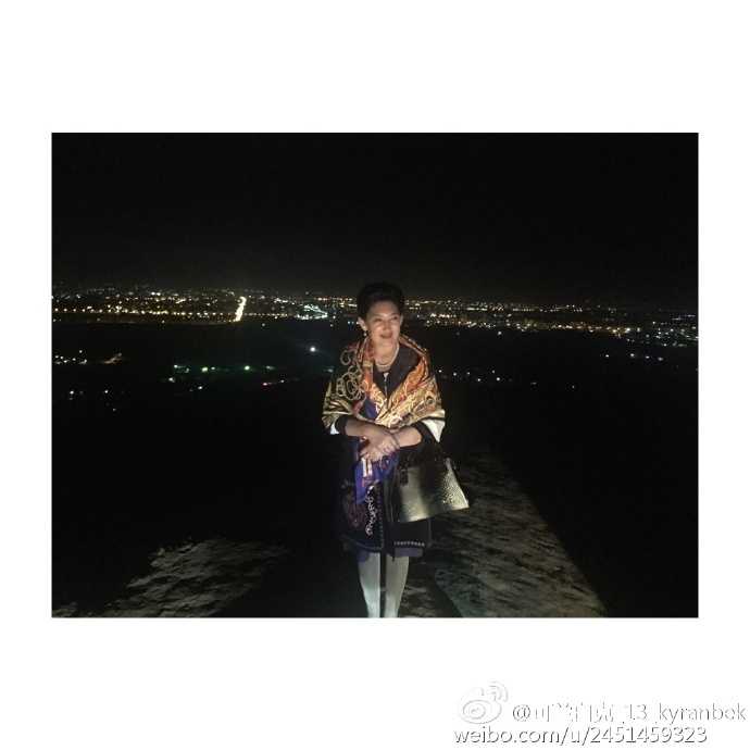 从帕米尔少年到“新疆故事”讲述者:可兰白克的赛场与人生 度假中的可兰白克与家人温馨互动,眼神中流露出对家人的疼爱与珍惜