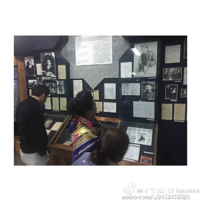 从帕米尔少年到“新疆故事”讲述者:可兰白克的赛场与人生 可兰白克戴着墨镜看向远方,身旁的家人正在分享旅途中的趣事,画面温馨惬意