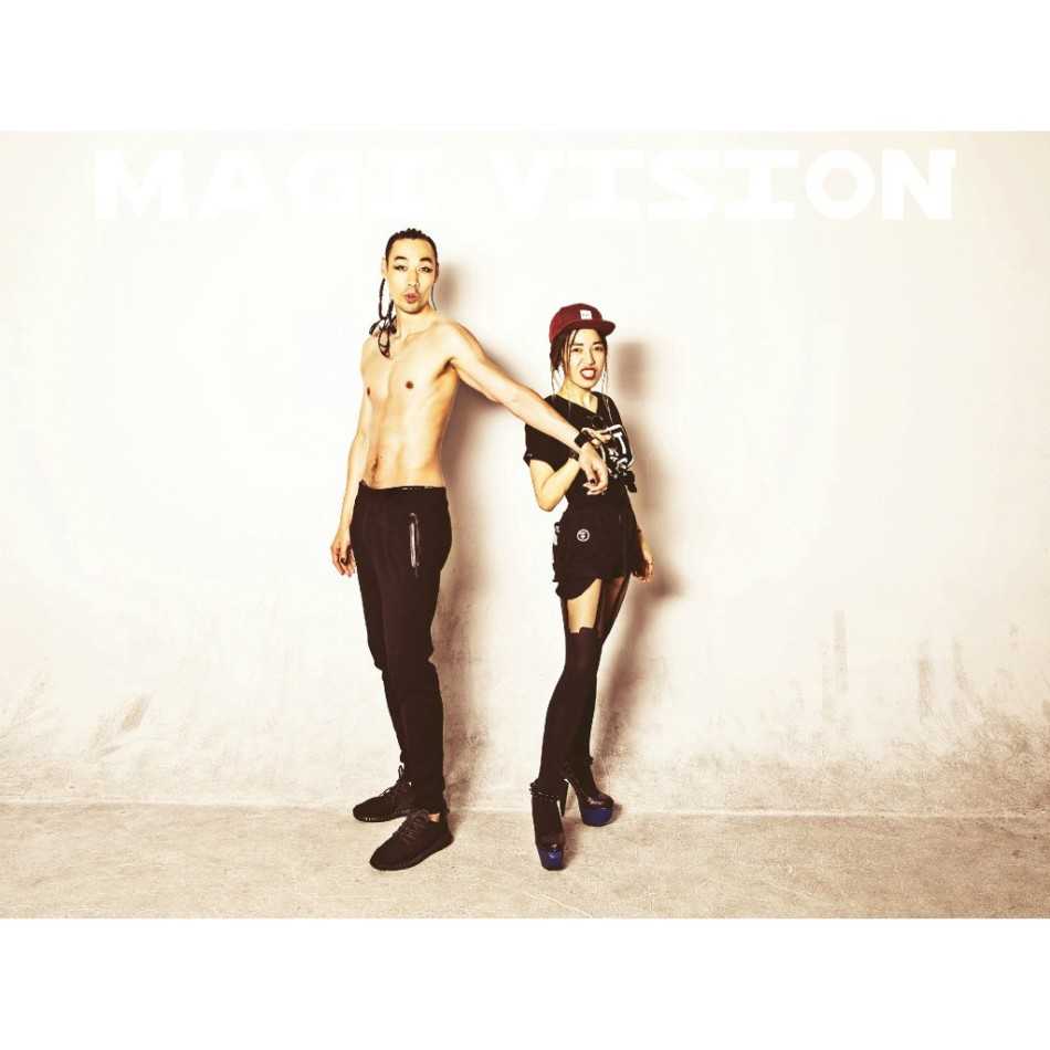 从总冠军到时尚男模,前国手孟达的“双面人生” 孟达身穿深色修身西装,内搭简约白T,站在简洁的背景下,眼神坚定地望向镜头,展现出型男般的挺拔身姿。