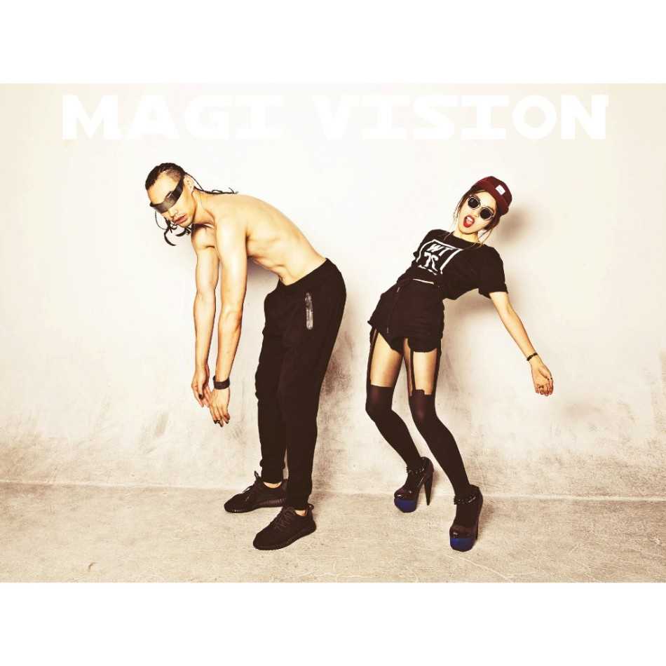 从总冠军到时尚男模,前国手孟达的“双面人生” 孟达身着深色休闲外套,单手扶着栏杆,身体微微倾斜,姿态放松而自信,仿佛在自家客厅般随性自在。