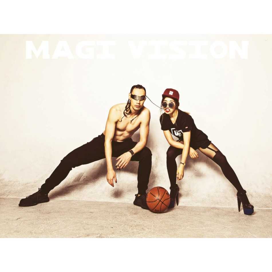 从总冠军到时尚男模,前国手孟达的“双面人生” 孟达身穿深色夹克搭配牛仔裤,坐在地上,双手交叠放在膝上,眼神深邃,营造出一种成熟稳重的电影质感。