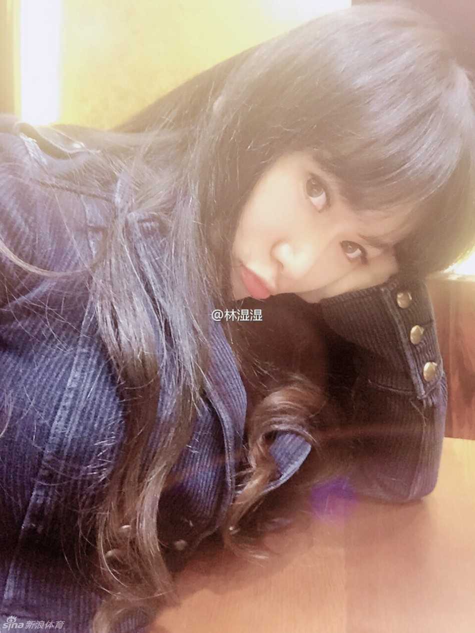 林湿湿侧身回眸，突显其惊人的腰臀曲线，紧身衣物下勾勒出完美的身体弧度，展现健身带来的形体塑造。