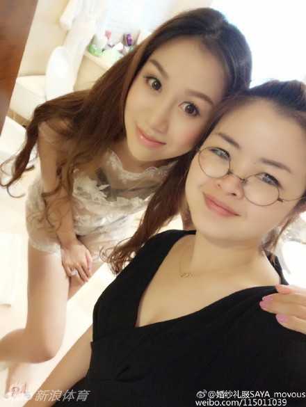 从最美太太到独立女王:陈露的华丽转身与多彩人生 镜头下的陈露笑容恬静,身穿简约白色连衣裙,低头浅笑间流露出温婉贤淑的气质,完美诠释了什么是‘CBA最靓丽的风景线’。