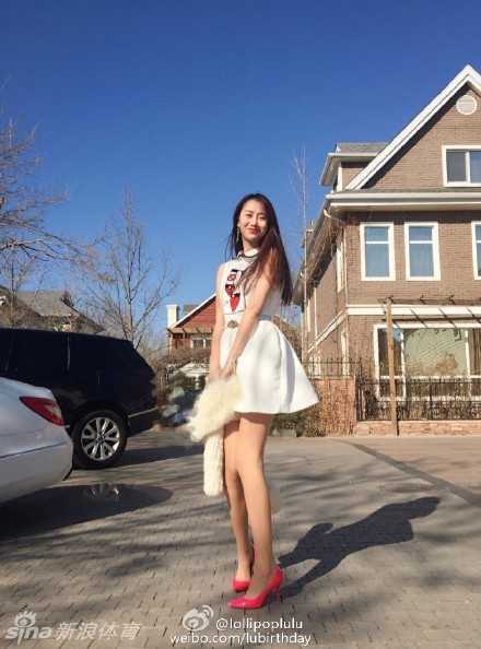 从最美太太到独立女王:陈露的华丽转身与多彩人生 陈露双手轻托香腮,面带微笑,那份从容与自信透过屏幕扑面而来,仿佛在告诉世人,岁月从不败真正的美人。