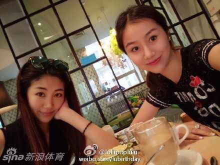 从最美太太到独立女王:陈露的华丽转身与多彩人生 即便只是简单的日常照,陈露也能穿出超模范儿,纤细的腰肢和修长的身形,让她无愧于‘CBA最美太太’这个曾经的称号。