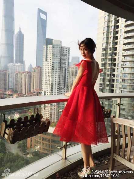 从最美太太到独立女王:陈露的华丽转身与多彩人生 这张抓拍中,陈露微侧脸庞,颈部线条优美如天鹅,眼神中透着一股坚定与从容,既有成熟女性的魅力,又不失少女的灵动感。