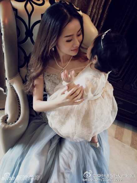 从最美太太到独立女王:陈露的华丽转身与多彩人生 陈露身着一袭优雅长裙,眼神温柔地望向远方,气质宛如画中走出的名媛,尽显东方女性的典雅风韵。