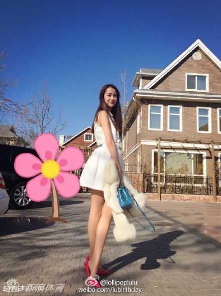 从最美太太到独立女王:陈露的华丽转身与多彩人生 照片中的陈露随意拨弄秀发,举手投足间满是风情,无论是精致的五官还是优雅的仪态,都让人难以移开目光。