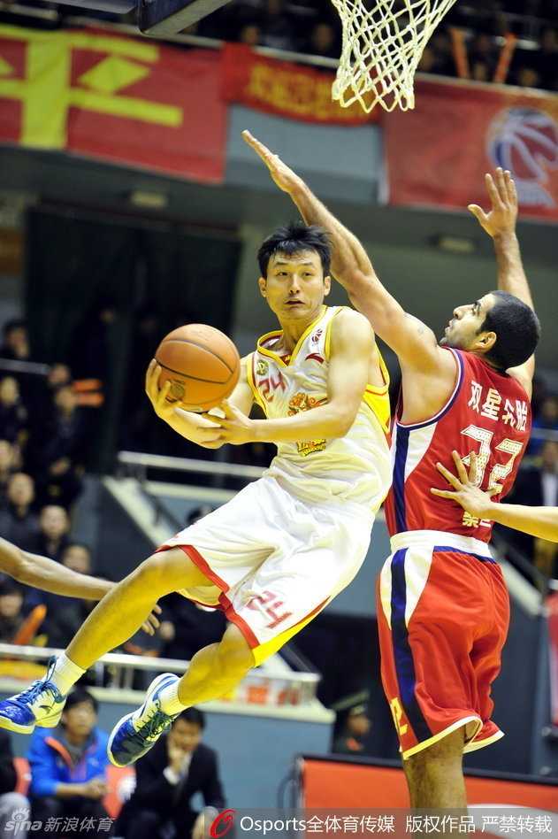 从济南小囡到总冠军核心,王汝恒的篮球人生 赛场上气氛骤然紧张,王汝恒与马布里形成对峙之势,眼神中毫无惧色,展现了硬汉本色。