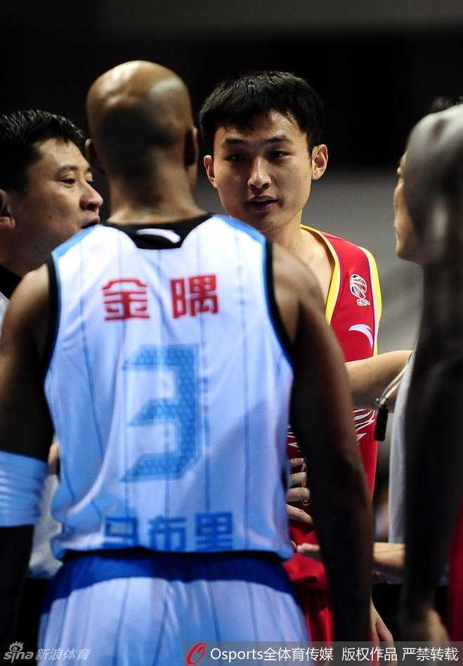 从济南小囡到总冠军核心,王汝恒的篮球人生 转会四川后重返山东主场,王汝恒在罚球线上神情复杂,面对昔日为他欢呼的球迷,他此刻只为现在的球队而战。