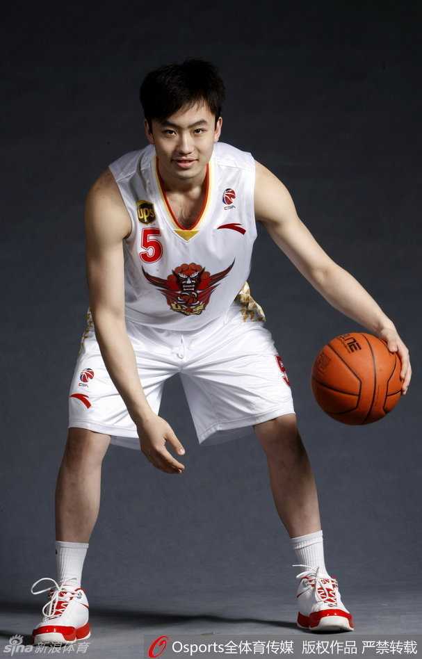 从王非训练营到里约奥运:中国男篮“美髯公”睢冉的铁血防守路 睢冉在中国男篮集训中奋力突破上篮,展现出强壮的身体对抗能力