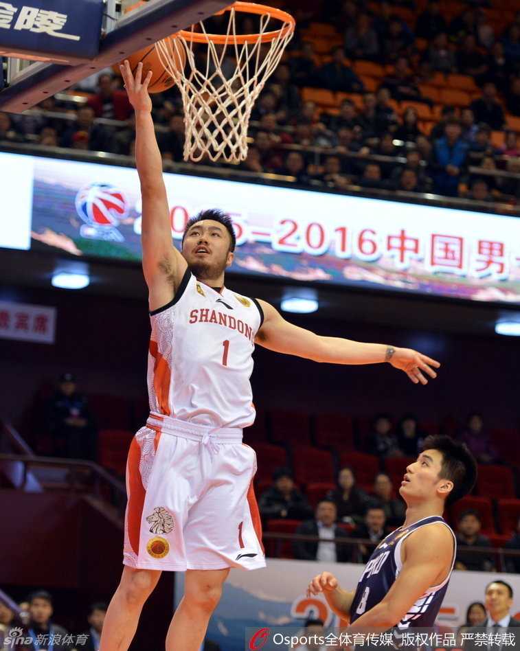 从王非训练营到里约奥运:中国男篮“美髯公”睢冉的铁血防守路 睢冉与易建联等队友在训练中,作为队内活宝的他正与大家轻松交流