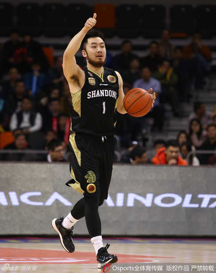 从王非训练营到里约奥运:中国男篮“美髯公”睢冉的铁血防守路 睢冉身穿中国男篮红色战袍,在球场上专注控球组织进攻