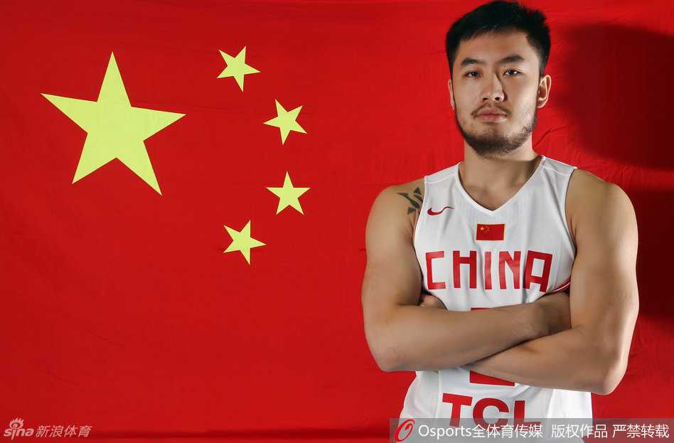 从王非训练营到里约奥运:中国男篮“美髯公”睢冉的铁血防守路 少年睢冉在王非篮球学校训练时旧照,眼神稚嫩却透着拼劲