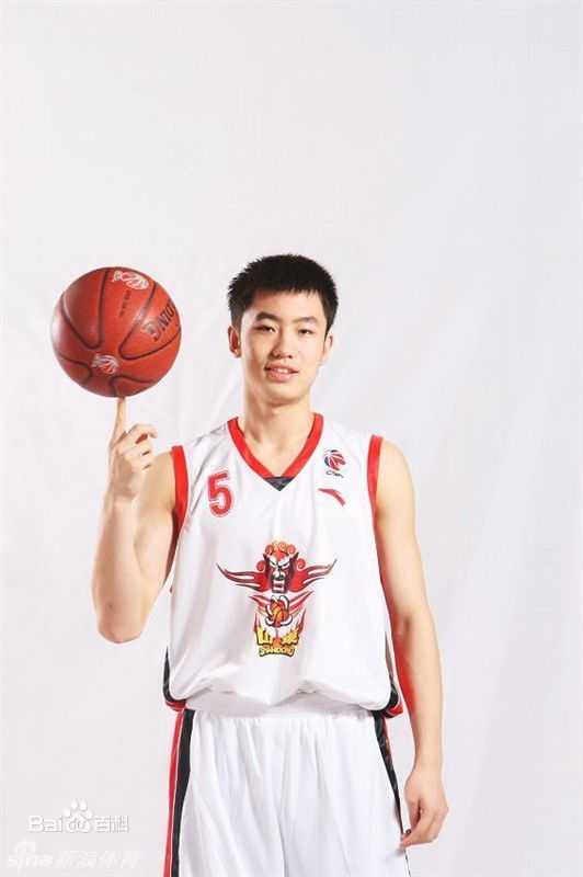 从王非训练营到里约奥运:中国男篮“美髯公”睢冉的铁血防守路 睢冉标志性防守动作,他正张开双臂紧贴防守对手核心后卫