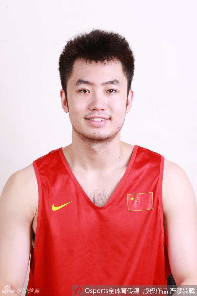 从王非训练营到里约奥运:中国男篮“美髯公”睢冉的铁血防守路 睢冉留着标志性的大胡子,露出灿烂笑容,CBA赛场内外公认的型男