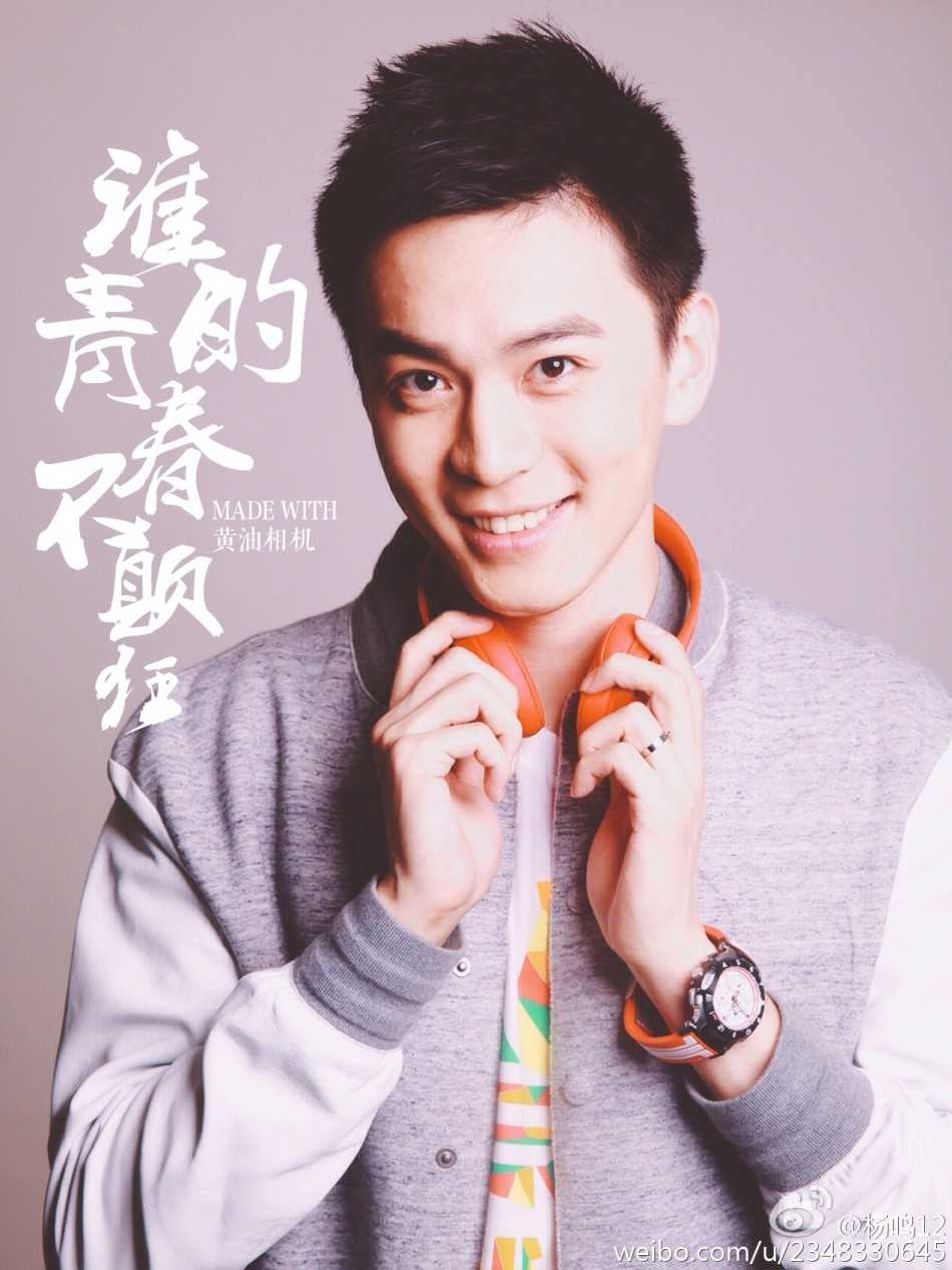 从青涩少年到冠军教头:杨鸣的逐梦之路与不老颜值 青涩少年杨鸣目光坚定,眼神中满是对未来的憧憬与对篮球梦想的渴望