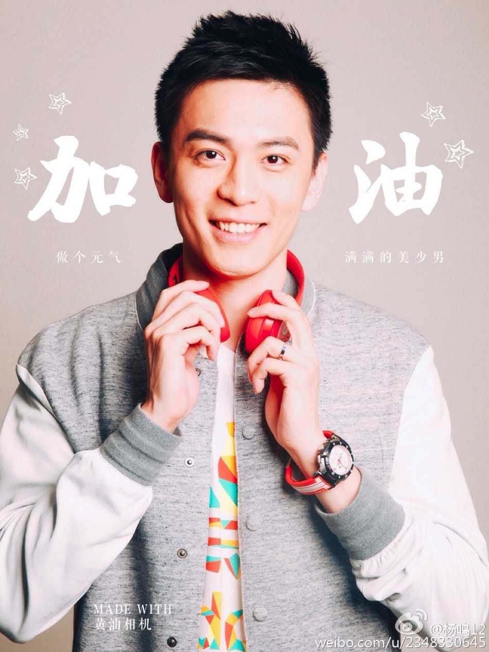 从青涩少年到冠军教头:杨鸣的逐梦之路与不老颜值 杨鸣在赛场上凝视远方,眼神中透露出成熟后的沉稳与对胜利的不变执着