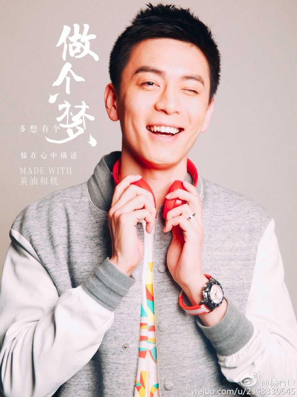 从青涩少年到冠军教头:杨鸣的逐梦之路与不老颜值 褪去青涩的杨鸣身着西装,展现出儒雅帅气的教头风范,魅力不减当年