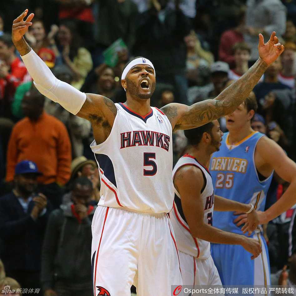 身披活塞队战袍的约什·史密斯在弧顶出手三分，防守球员与他保持着距离，似乎早已看穿这注定是一次打铁。