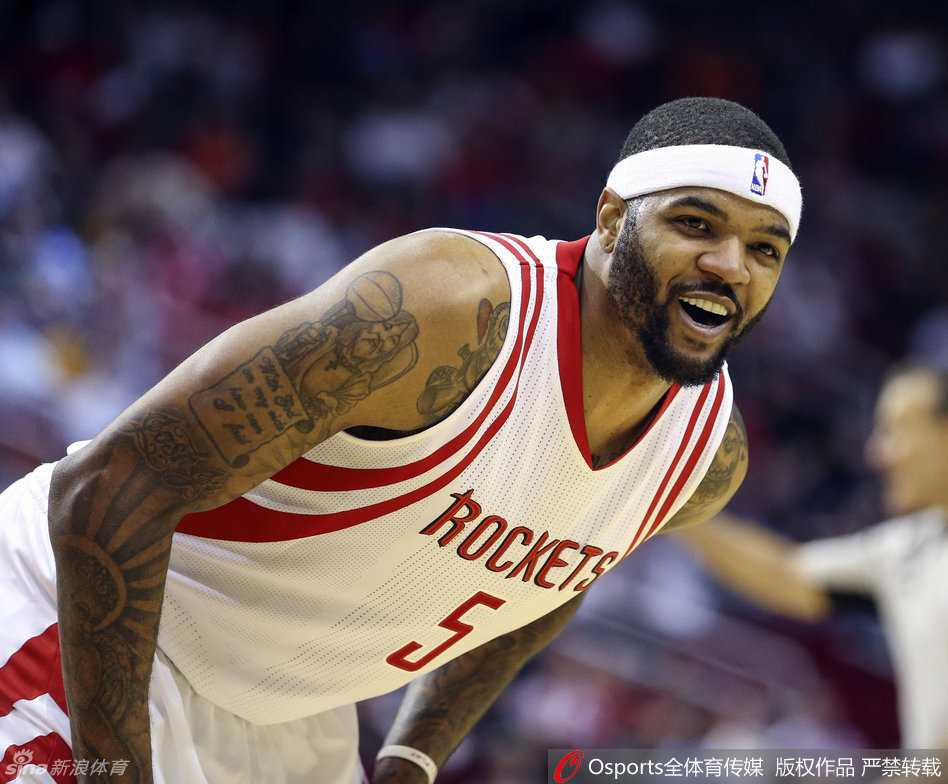 火箭发带帮成员约什、布鲁尔和特里在替补席激情怒吼，他们身后的哈登也起身鼓掌，整个板凳席陷入疯狂。