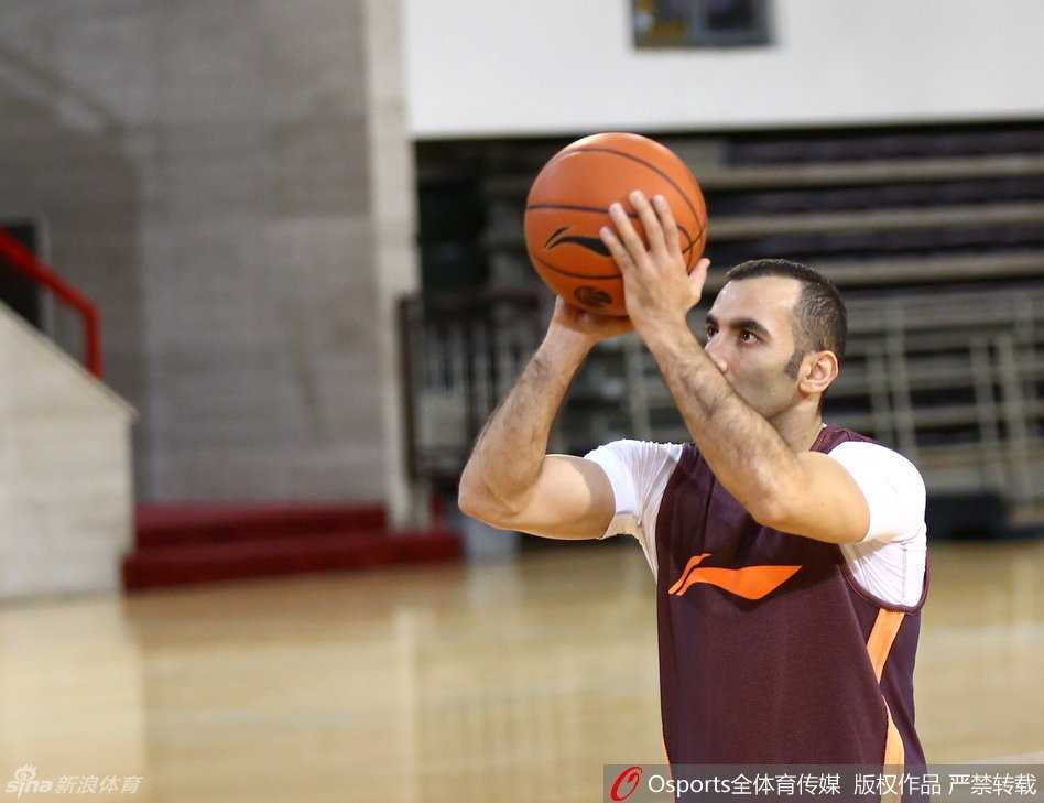 伊朗铁卫统领北控 京城新军蓄势待发 伊朗传奇控卫卡姆拉尼在训练馆中神情专注地进行着运球练习,每一个动作都透着老将的沉稳与老练。