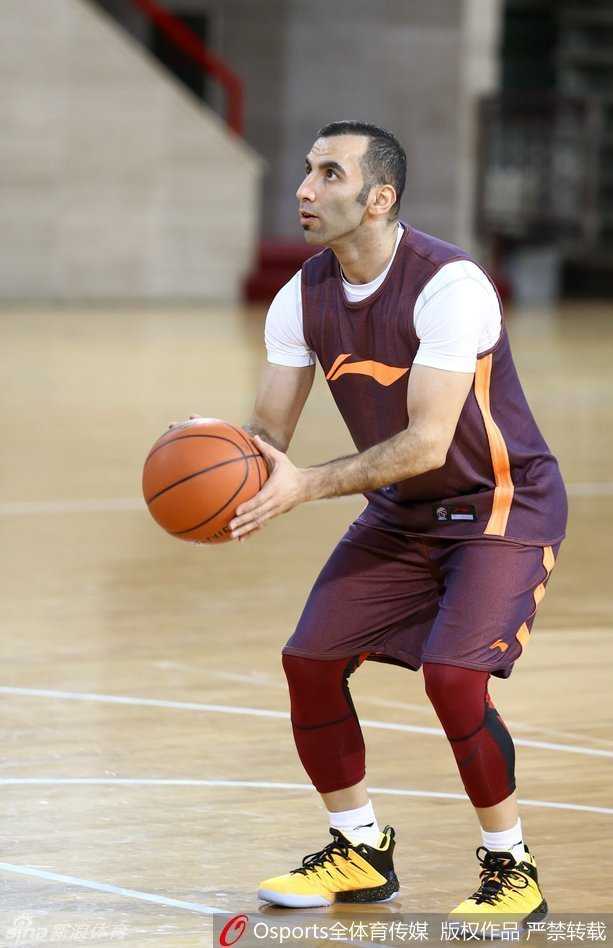 伊朗铁卫统领北控 京城新军蓄势待发 北控训练场上卡姆拉尼在罚球线上寻找手感,篮球划过完美弧线,象征着新赛季的精准与希望。