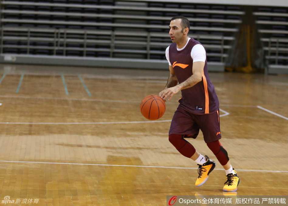 伊朗铁卫统领北控 京城新军蓄势待发 训练中的卡姆拉尼展示出令人惊叹的球感,变相运球如蝴蝶穿花,防守球员只能望其项背。