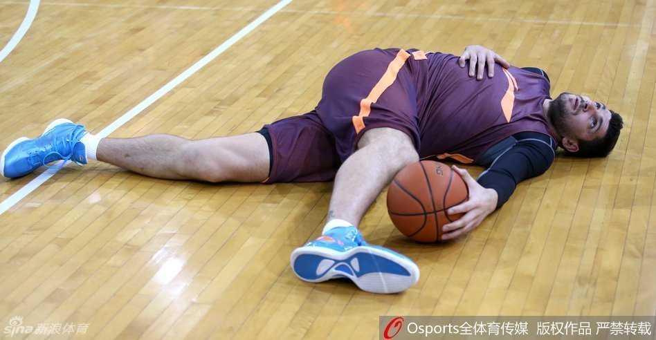 伊朗铁卫统领北控 京城新军蓄势待发 训练间隙,卡姆拉尼依旧在加练左手技术,一次流畅的左手上篮展示了他作为顶级后卫的全能与刻苦。