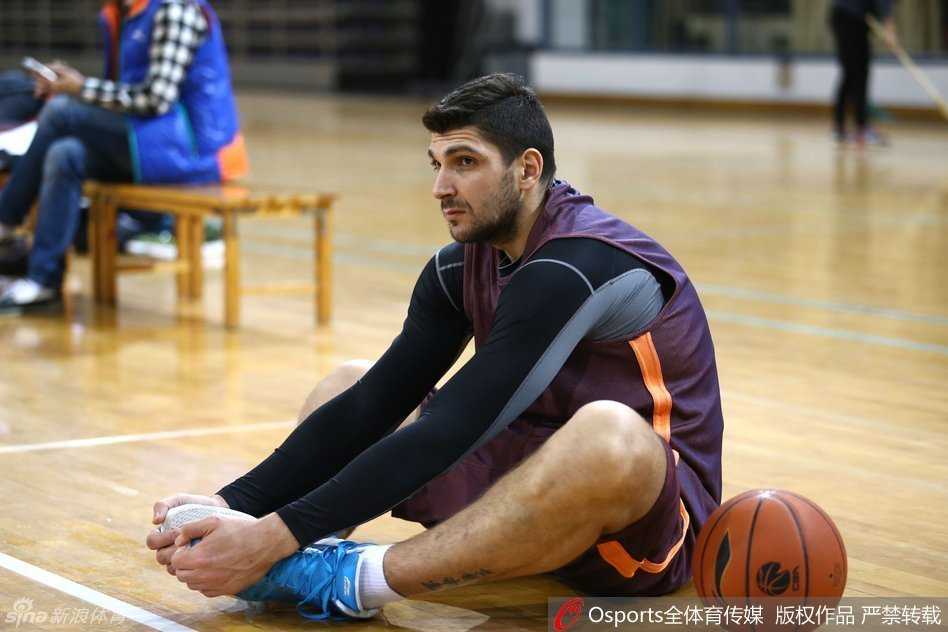 伊朗铁卫统领北控 京城新军蓄势待发 训练正式开始前,卡姆拉尼带领全队进行跑步热身,这支北京新军正用汗水浇灌着对胜利的渴望。