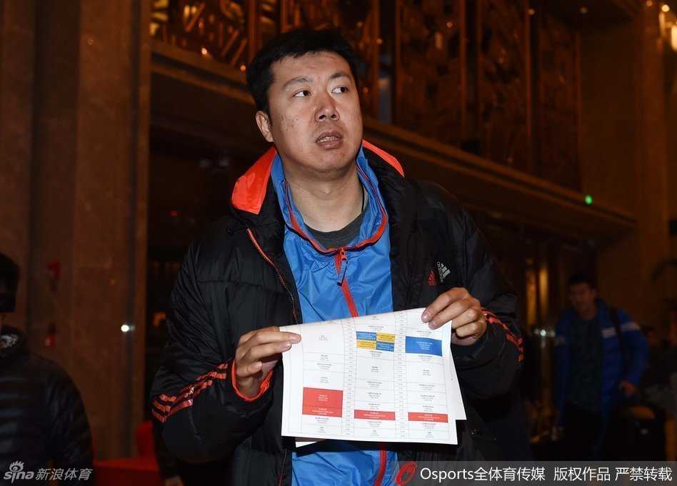 众星云集CBA全明星周末 大郅哈德森领衔抵驻星光熠熠 篮球王者步履从容,王治郅身着深色休闲装现身,面带标志性谦和微笑向人群挥手,举手投足间尽显篮坛传奇的沉稳大气