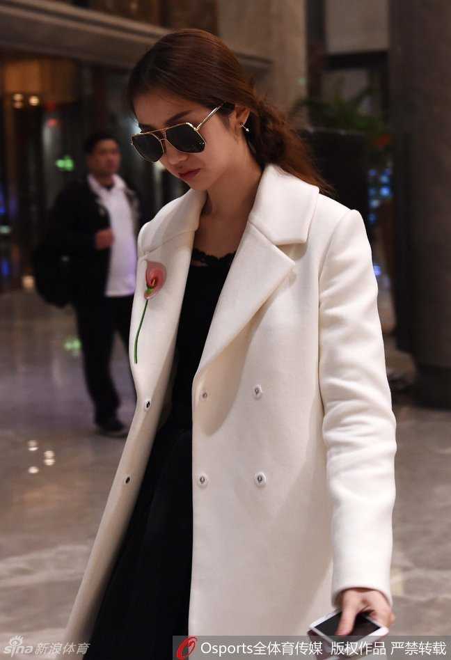 众星云集CBA全明星周末 大郅哈德森领衔抵驻星光熠熠 广东队魂朱芳雨表情诙谐现身,仿佛带着幽默感来赴会,办理手续时神情专注尽显职业,身后背景板映衬出全明星赛的忙碌有序