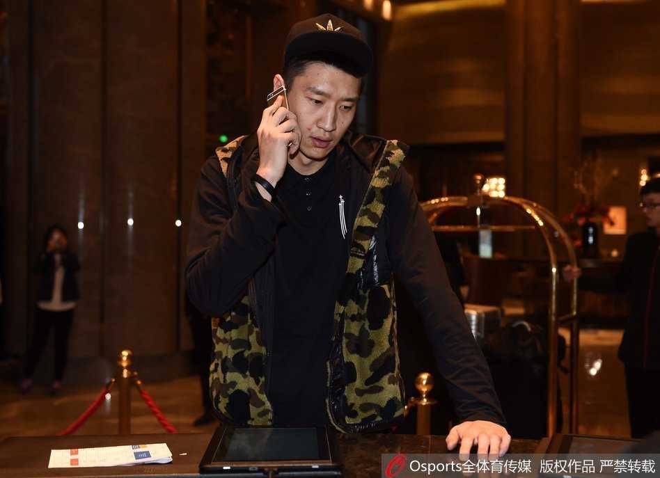 众星云集CBA全明星周末 大郅哈德森领衔抵驻星光熠熠 孙悦与爱妻陈露甜蜜合体亮相,陈露一袭优雅白衣清新脱俗,宛如偶像剧主角登场,瞬间谋杀无数菲林