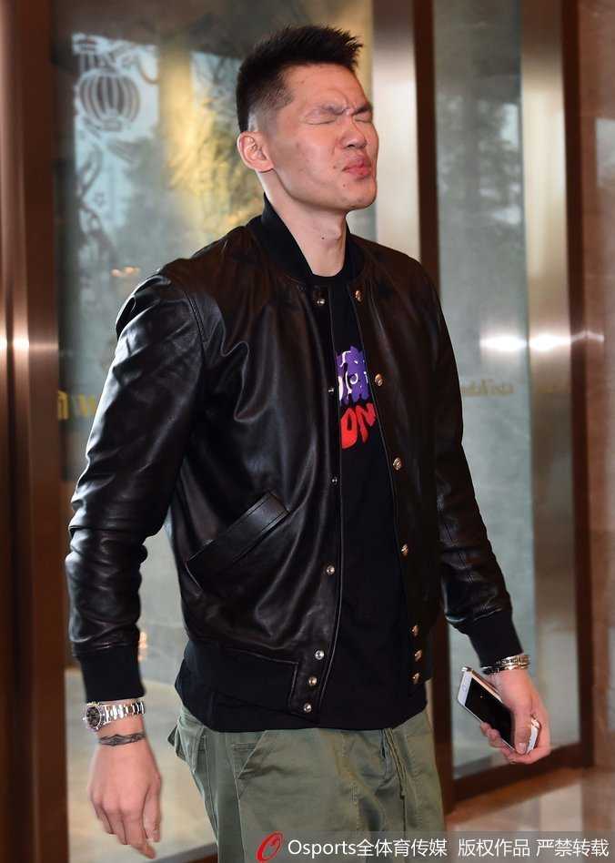 众星云集CBA全明星周末 大郅哈德森领衔抵驻星光熠熠 广厦众将赵岩昊林志杰随李春江指导抵达,春哥神情严肃气场强大,队员们紧跟其后秩序井然