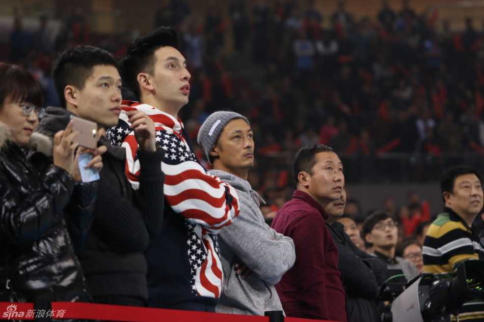 余文乐现场观战京粤大战 携手麦克隋见证京粤对决经典时刻 终场哨响,北京队险胜。余文乐与麦克隋在座位上露出满意的笑容,余文乐一边鼓掌一边看向好友,似乎在说这是一场属于篮球的胜利,两人身后的背景是正在退场的欢庆球迷。