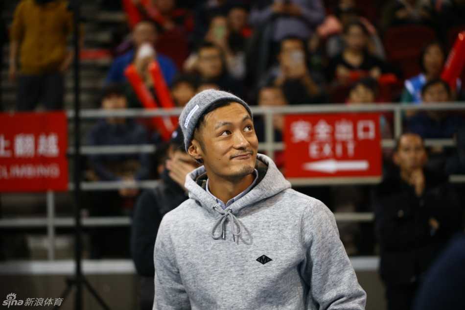 余文乐现场观战京粤大战 携手麦克隋见证京粤对决经典时刻 散场后,余文乐戴上了帽子,与麦克隋并肩走向场外。麦克隋对着镜头露出标志性的笑容,两人轻松的步伐显示出他们度过了一个愉快的篮球之夜。