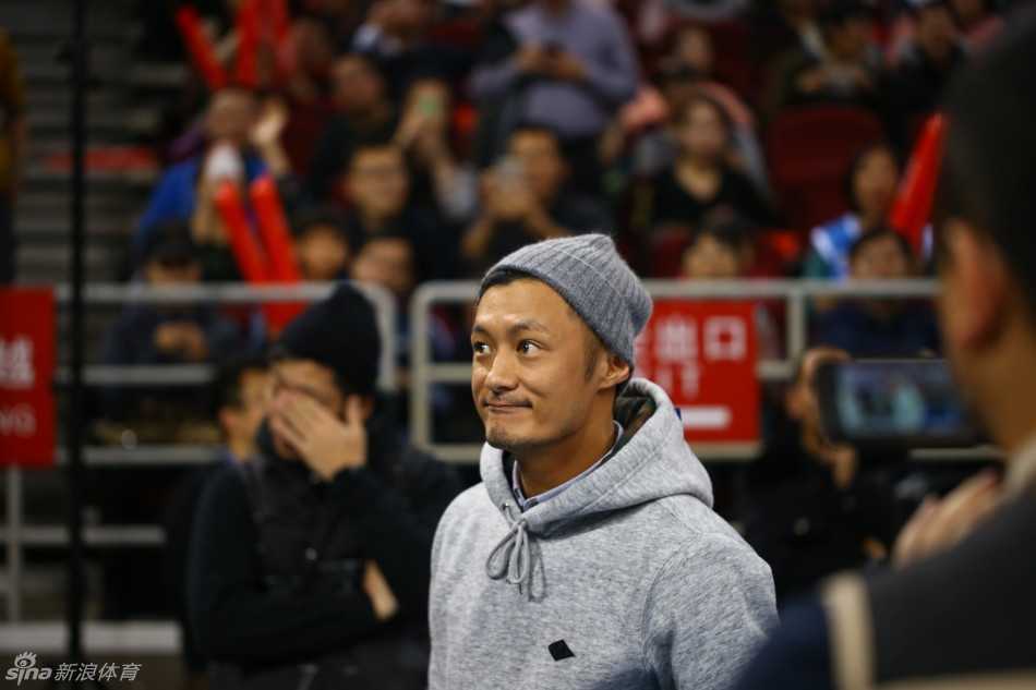 余文乐现场观战京粤大战 携手麦克隋见证京粤对决经典时刻 余文乐现身五棵松体育馆,身穿简约休闲装,目光专注地望向赛场,神情中透露出对即将开始的京粤大战的期待。