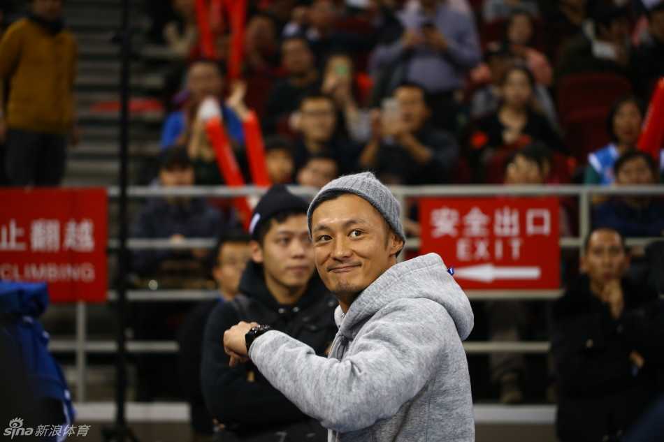 余文乐现场观战京粤大战 携手麦克隋见证京粤对决经典时刻 余文乐与好友麦克隋并肩而坐,麦克隋手指场内似乎正在分析战术,余文乐则侧耳倾听,两人表情认真,仿佛在进行一场专业的球赛解说。