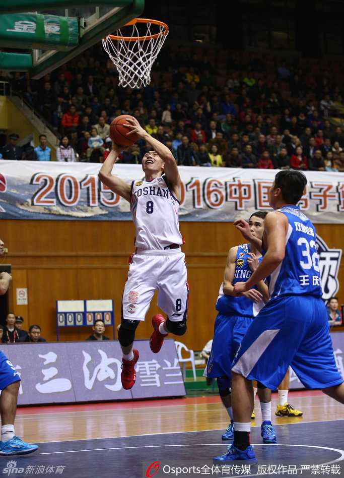 佛山队鞠明欣如利刃般强行突破青岛队的防线，他压低重心，速度极快，眼神中透露出强烈的攻击欲望。