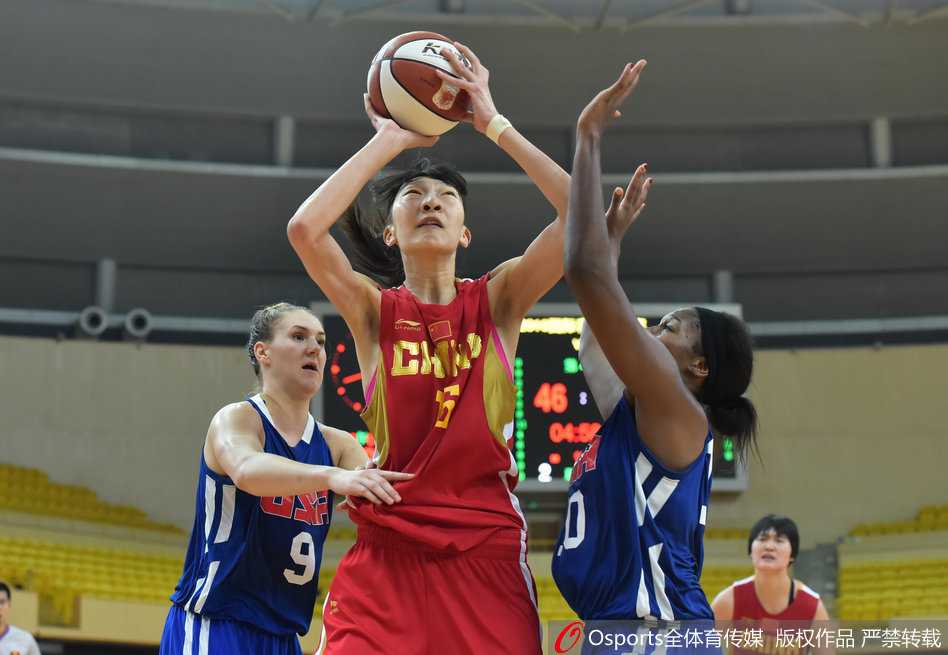 韩旭在内线高高跃起，手臂完全舒展，如同一座高塔般送给对手一记震撼全场的盖帽。