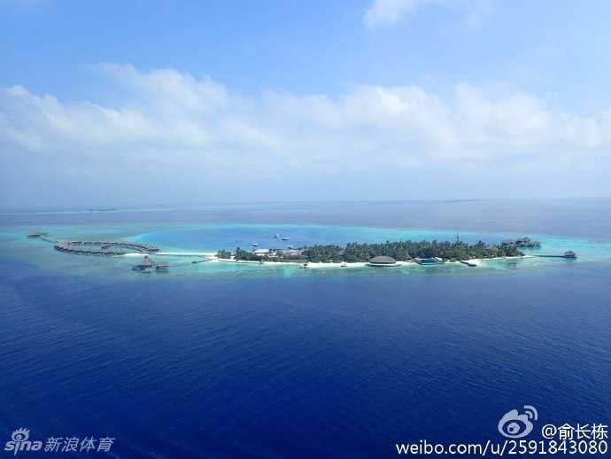 俞长栋与妻子在马尔代夫的海边甜蜜相依，身后的夕阳将两人的身影拉长，他脸上洋溢着幸福满足的微笑，画面温馨如画。