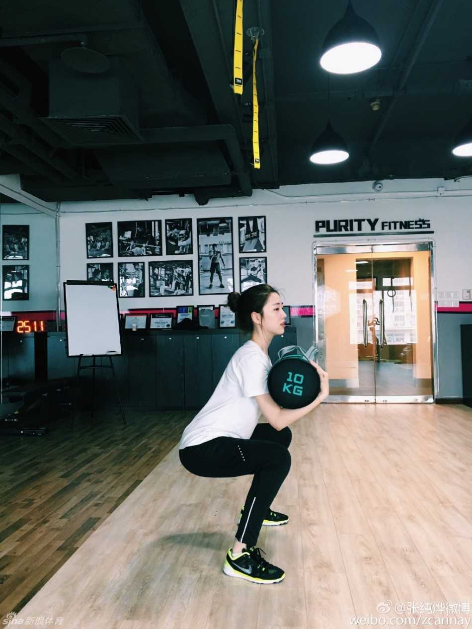 街角的电影院外，她童心未泯地与神偷奶爸格鲁合影，甜笑与格鲁的“坏蛋”表情相映成趣，定格这轻松一刻。